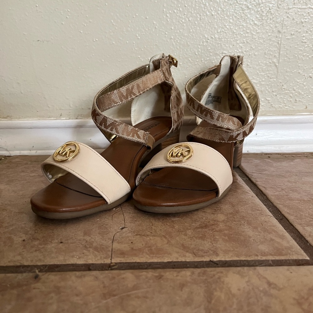 Micheal Kors Youth Pumps